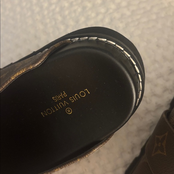 LV slides (brand new) - Picture 13 of 14